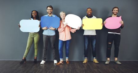 5 joveens segurando balões de conversa