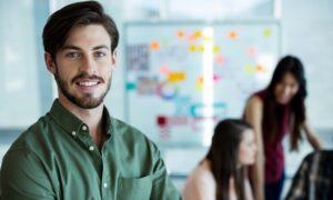 Jovem empresario a frente da equipe