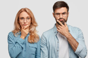 Diferença entre persona e público-alvo: Imagem de um casal em pé com expressão de dúvida