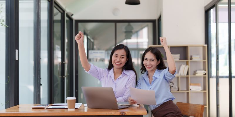 Presença digital - Equipe contábil comemorando o sucesso na empresa.