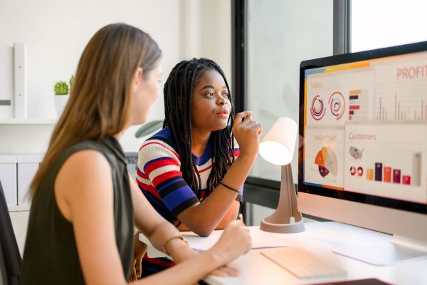 Marketing contábil digital - Reunião da equipe de contabilidade de marketing e trabalho em conjunto na empresa