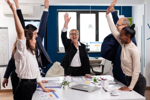 Táticas de presença digital - Equipe de negócios multiétnica criativa feliz comemorando