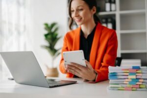 Inbound Marketing para Contadores - Contadora analisando estratégia de Inbound Marketing