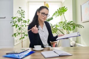 Backlinks de entrada - Jovem empreendedora com caderno de anotações e olhando para a camera