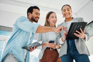 Push e Pull Marketing - Equipe de trabalho fazendo análise de dados, resultados de marketing e comunicação