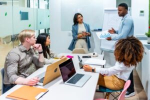 Push e Pull Marketing - Equipe de marketing discutindo estratégias de crescimento no escritório
