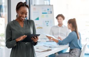 Push e Pull Marketing - Mulher na empresa e tablet para novo funcionário em startup de marketing digital, empresa de publicidade