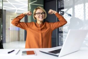 Automação de Marketing - Empresária bem-sucedida, forte e confiante sorrindo e olhando para a câmera, trabalhadora da