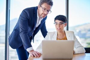 Automação de marketing - Colegas de trabalho analisando informaçoes na tela do computador
