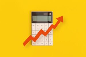 Benefícios de SEO para escritórios de contabilidade - Calculadora, gráficos, seta em fundo amarelo.