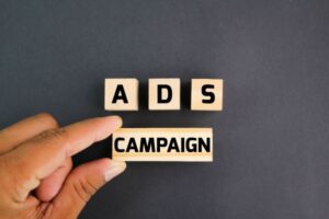 Táfego pago - bloco de madeira com a palavra campanha ADS.