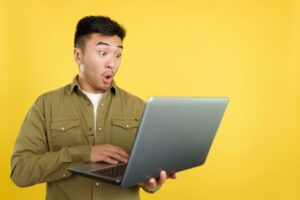Tráfego pago - Homem com um olhar surpreso usando um notebook