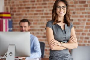 Contabilidade consultiva - Mulher alegre e seu colega de trabalho
