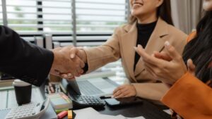 Contabilidade consultiva - Contadores apertando as mãos de novos clientes