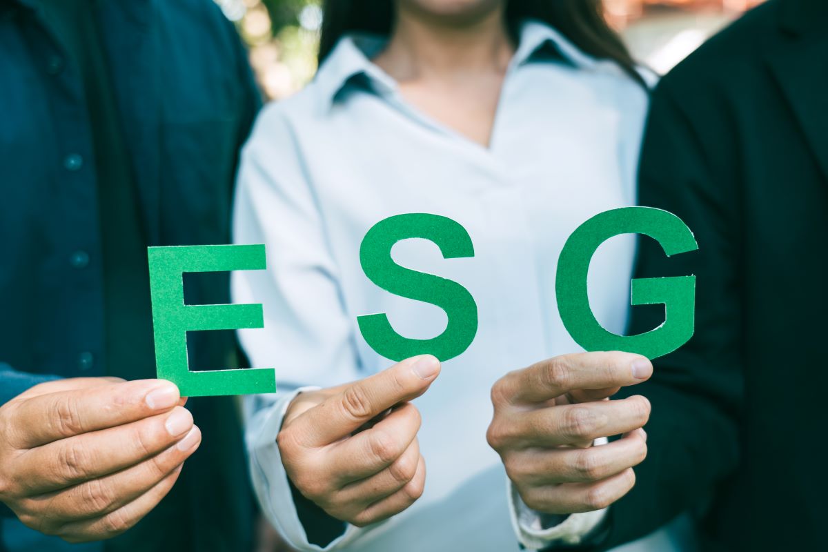ESG na contabilidade - Equipe segurando texto ESG, conceito de governança ambiental, social e corporativo.