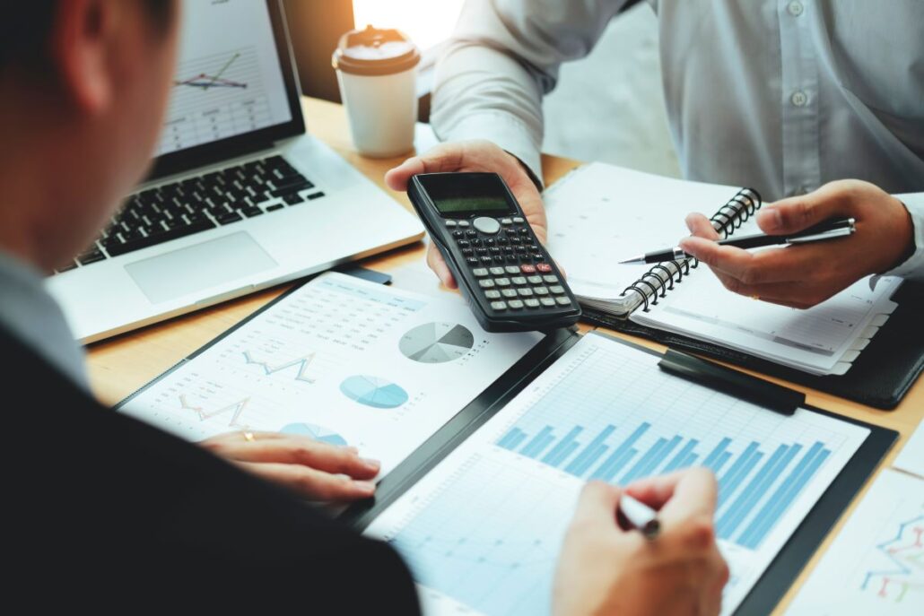 Planejamento Tributário Estratégico Reunião da equipe de negócios de Planejamento com tablet