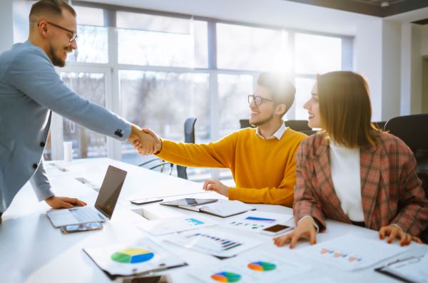 Planejamento Tributário Estratégico
Jovem empresário fechado negócio com novo cliente