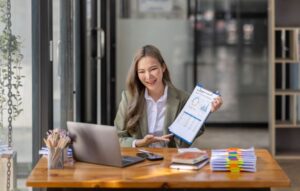 Planejamento Tributário Estratégico Retrato de uma mulher de negócios usando o cálculo de receitas e despesas e a análise real